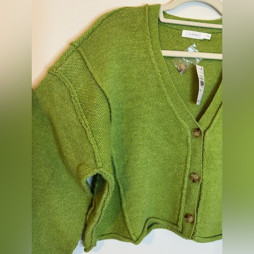 NEW LUSH Women’s Green Button Front Chunky Knit Cropped Cardigan Size L - Picture 2 of 7
